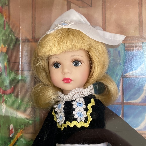 NWOT VTG Santa Around the World Collectible Dutch Porcelain Doll - Picture 2 of 10